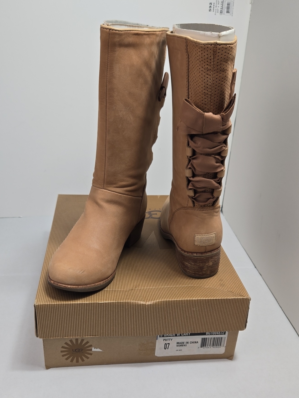 The Ugg Australian Women's Cary Boot in size 7 is a stylish and comfortable boot